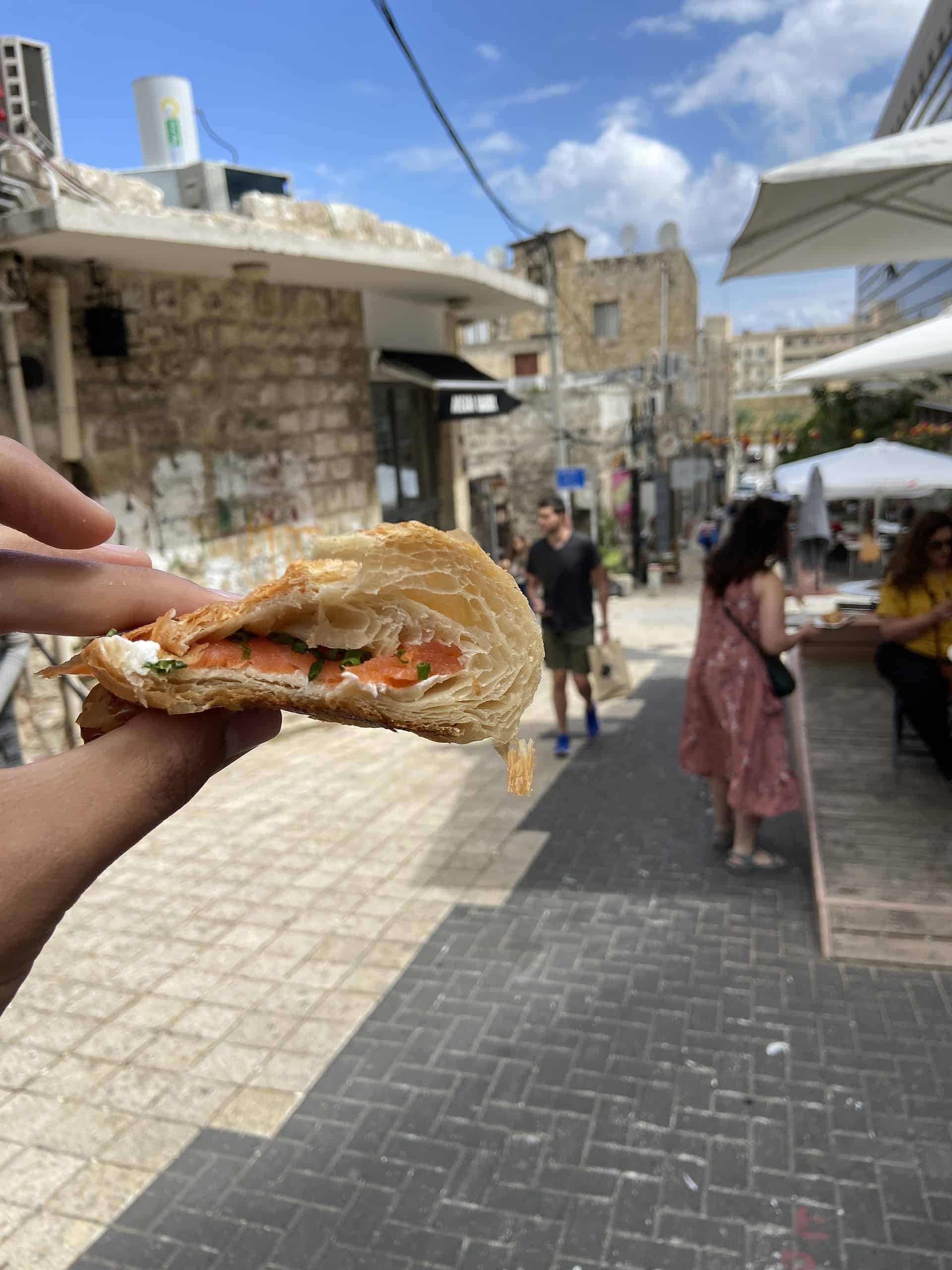 קוראסון סלמון גבינה בבייבי ברדא, העיר התחתית בחיפה